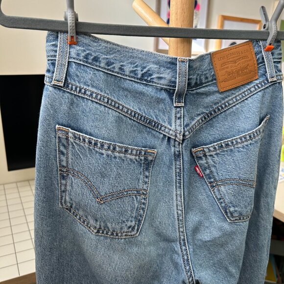 Levi’s 80s Mom Jeans – High Rise Vintage Fit, Washed Blue, Size 25 - Picture 6 of 10